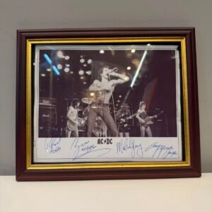 AC/DC - QUADRO AUTOGRAFADO POR BON SCOTT E BANDA
